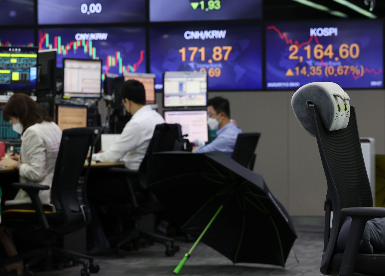 코스피가 상승세로 출발한 13일 오전 서울 중구 하나은행 본점 딜링룸에서 직원들이 업무를 보고 있다. 이날 코스피지수는 20.26포인트(0.94%) 오른 2170.51로 개장했다.[연합]