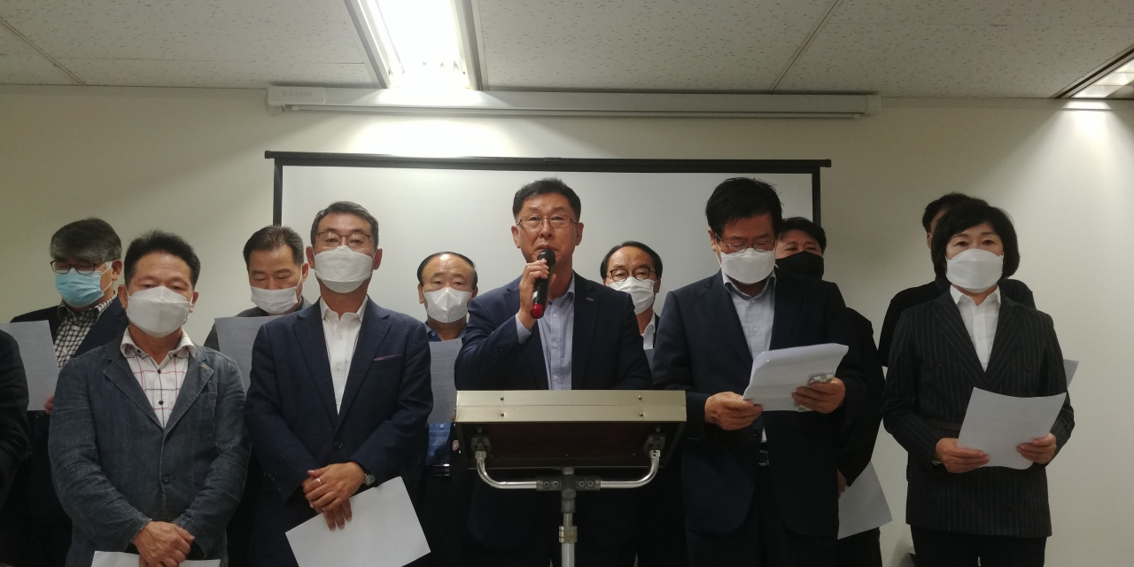 김임용 한국가스판매업협동조합연합회 회장(앞줄 왼쪽 세번째) 등 소상공인연합회 회원단체 대표들이 13일 중소기업중앙회에서 배동욱 소공연 회장의 퇴진을 요구하는 기자회견을 진행하고 있다.