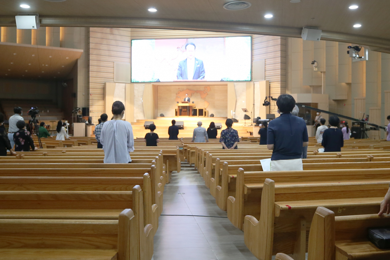 12일 오전 광주 남구 포도원교회에서 사회적 거리두기 2단계에 따라 50명 미만의 신도들만 예배당에 출입해 예배를 하고 있다. 광주시는 최근 코로나19 지역감염이 확산하자 거리두기를 2단계로 격상하고 실내 50인, 실외 100인 이상 모이는 모든 모임을 금지했다. 연합뉴스