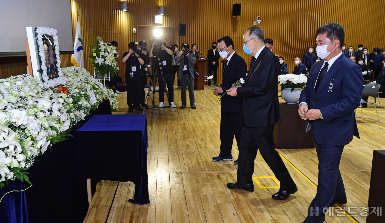 13일 서울 중구 서울시청에서 열린 고 박원순 서울특별시장 영결식에서 공동장례위원장인 백낙청 서울대 명예교수와 이해찬 더불어민주당 대표, 서정협 시장 권한대행이 헌화를 하고 있다. 2020. 7. 13 사진공동취재단