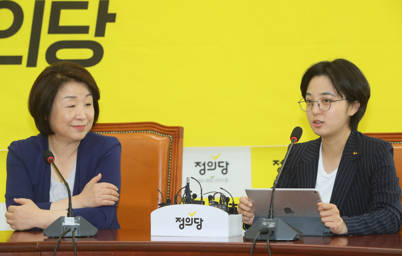 정의당 류호정 의원이 17일 국회 정의당 사무실에서 기본소득당 대표단을 만나 인사말하고 있다. 왼쪽은 정의당 심상정 대표. [연합]