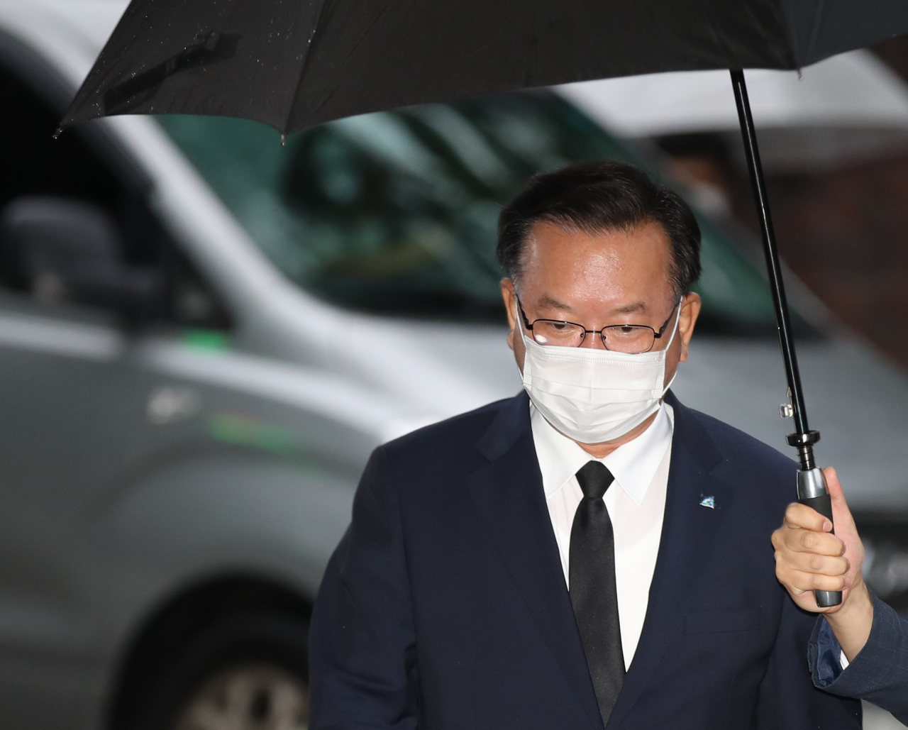 김부겸 전 더불어민주당 의원이 12일 박원순 서울시장의 빈소가 마련된 서울 종로구 서울대병원 장례식장으로 들어가고 있다. [연합]