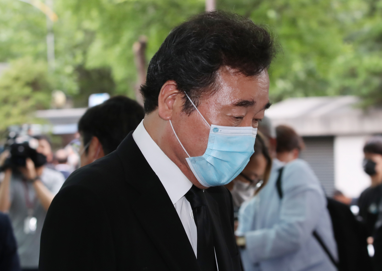 더불어민주당 대표 경선에 출마한 이낙연 의원이 10일 오후 서울 종로구 서울대학교병원 장례식장에 마련된 고(故) 박원순 서울시장 빈소로 들어가고 있다. [연합]