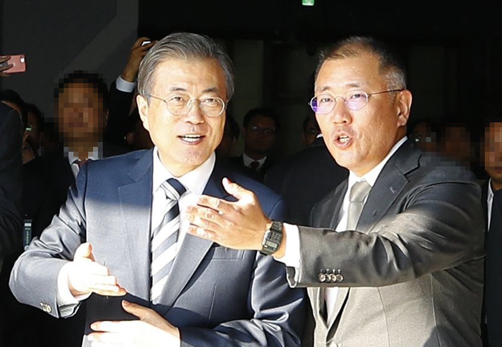 문재인 대통령과 정의선 현대자동차 수석부회장이 지난해 10월 15일 경기도 화성시 현대자동차 남양연구소에서 열린 미래차산업 국가비전 선포식이 끝난 뒤 수출형 수소트럭 및 수소청소차를 최초 공개하는 제막식에서 대화를 나누고 있다. [연합]