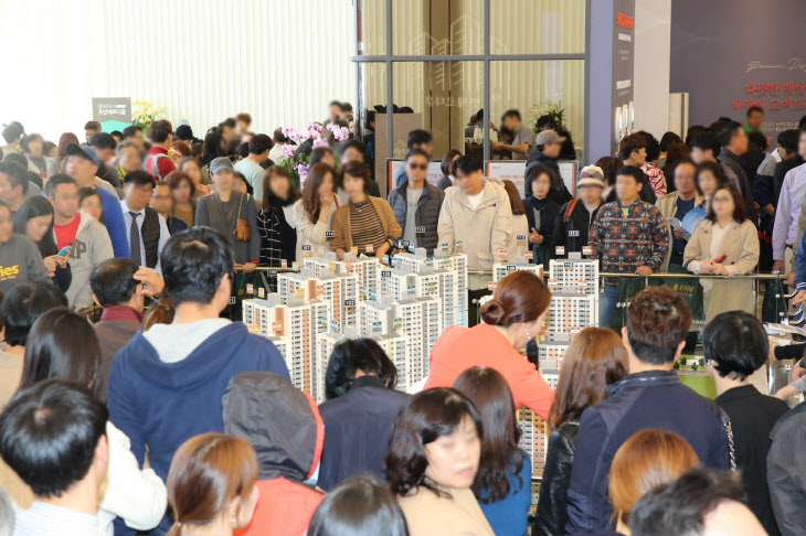 [사진=인천 검단신도시의 한 아파트 견본주택을 보러온 수요자들]