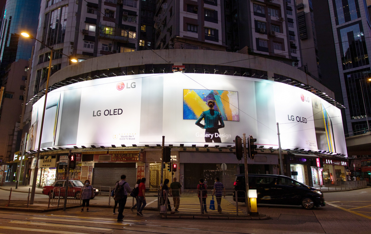 LG전자가 홍콩 최대 번화가 코즈웨이베이에 LG 올레드 TV 대형 옥외광고를 선보였다. 광고는 가로 66미터, 세로 8.6미터 크기로 주변을 지나는 사람들의 시선을 사로잡는다. LG전자는 최근 LG 올레드 갤러리 TV 출시에 맞춰 대형 옥외광고를 설치했으며 갤러리 디자인의 아름다움을 집중적으로 알릴 계획이다. [LG전자 제공]