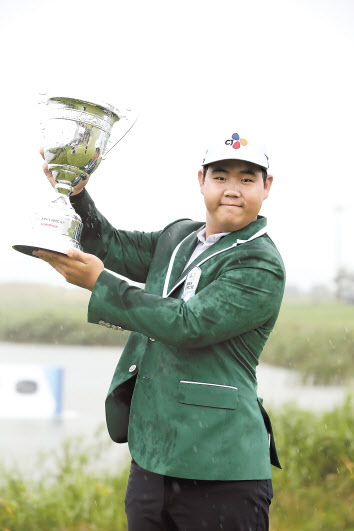 김주형이 우승을 차지한 뒤 그린재킷을 입고 우승컵을 들어올리고 있다. [KPGA 제공]