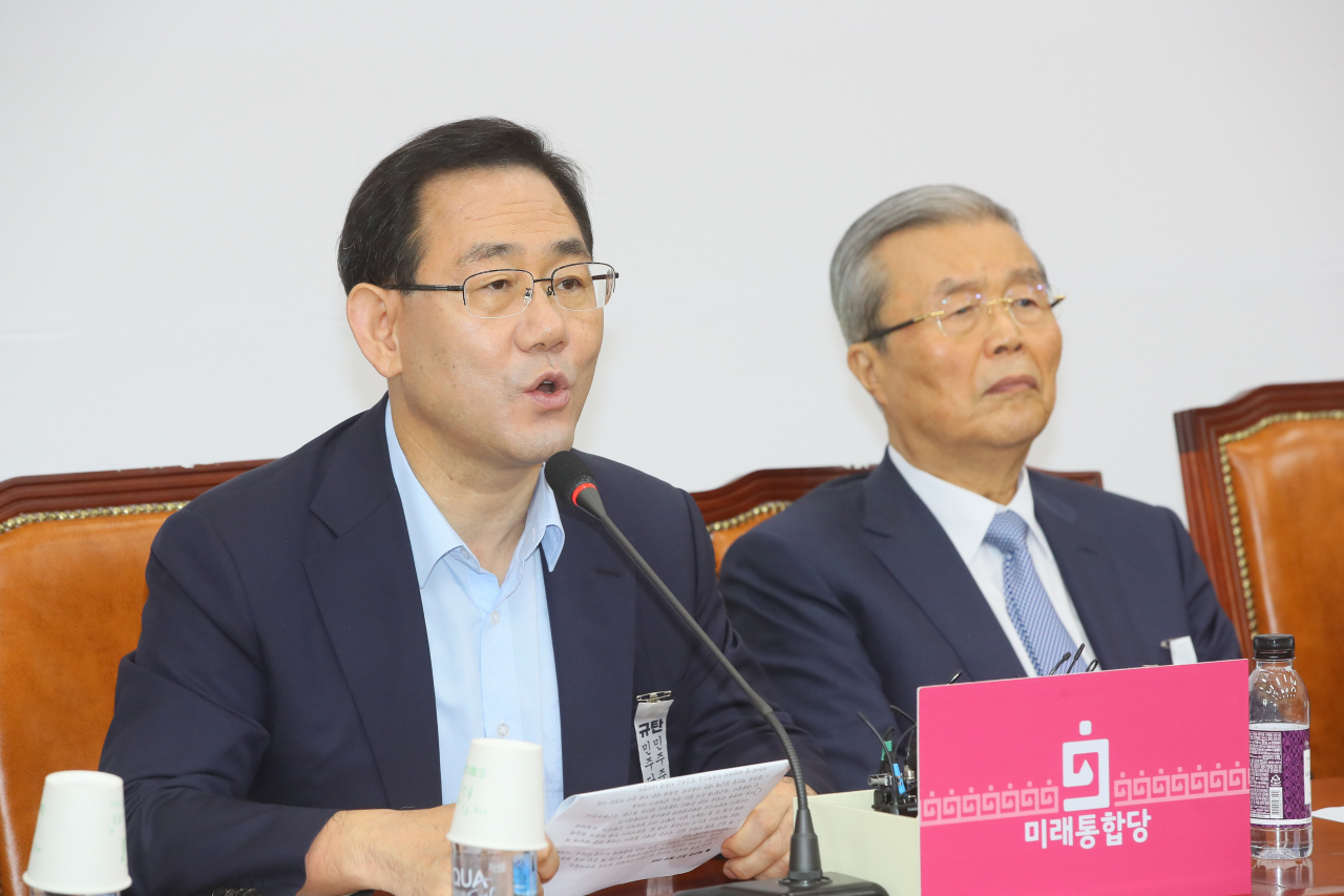 주호영 미래통합당 원내대표(왼쪽)가 13일 국회에서 열린 비상대책위원회의에서 발언하고 있다. [연합]
