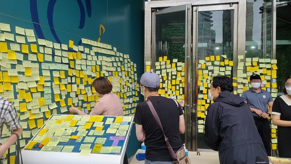 서울시청 정문 입구에 시민들이 박원순 서울시장을 추모하며 붙여놓은 포스트잇으로 가득하다. [최원혁 기자/choigo@heraldcorp.com]