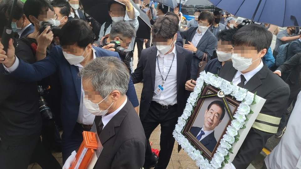 박원순 서울시장 운구차가 시청 앞 서울광장에 도착하자 주변에 있던 시민들과 취재진들이 몰려들었다. [최원혁 기자/choigo@heraldcorp.com]