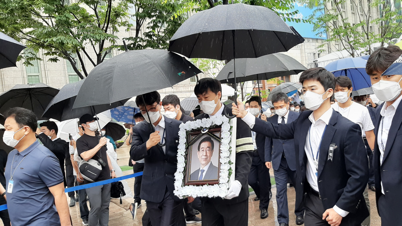 13일 오전 박원순 서울시장의 운구 행렬이 서울시청을 나와 서울광장을 지난 뒤 운구차로 향하고 있다. 주소현 기자/addressh@heraldcorp.com