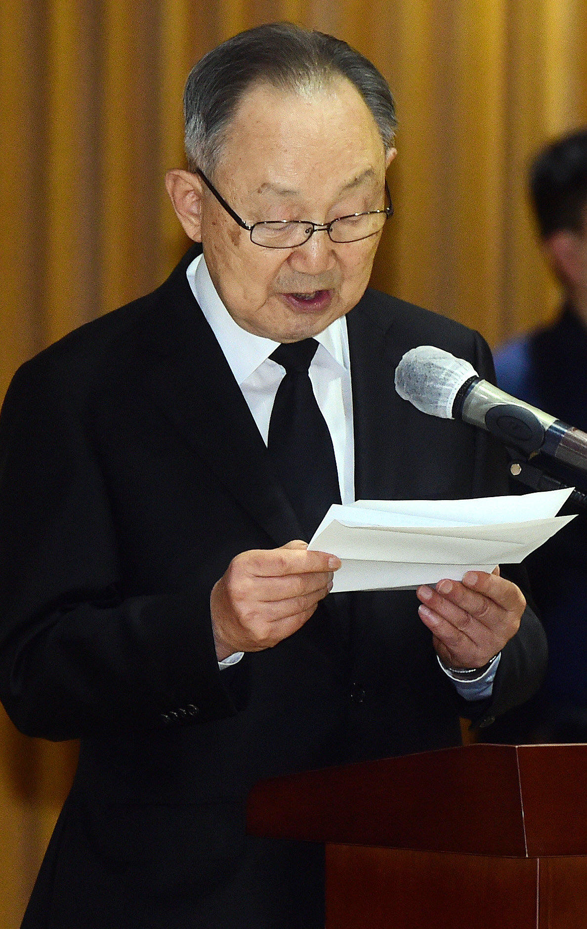 13일 서울 중구 서울시청에서 열린 고 박원순 서울특별시장 영결식에서 공동장례위원장인 백낙청 서울대 명예교수가 추도사 하고 있다. [사진공동취재단] 연합뉴스