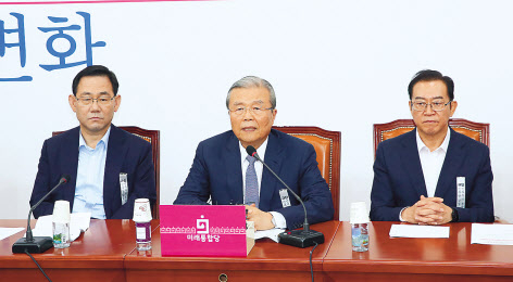 김종인 미래통합당 비상대책위원장(가운데)이 13일 국회에서 열린 비상대책위원회의에서 발언하고 있다. 김 위원장은 정부의 부동산 대책에 대해 “세제만 갖고 부동산을 억제하겠다는 조치가 과연 성공할 가능성이 있는지, 매우 회의를 갖는다”고 비판했다. [연합]