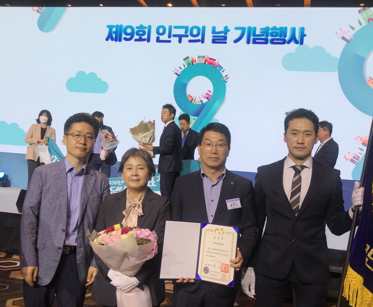 서울 콘래드호텔에서 지난 10일 열린 ‘제9회 인구의 날’ 기념식에서 국민연금공단 나영희 중앙노후준비지원센터장(왼쪽에서 2번째)이 대통령 표창 수상 후 직원들과 함께 기념촬영을 하고 있다. [국민연금공단 제공]