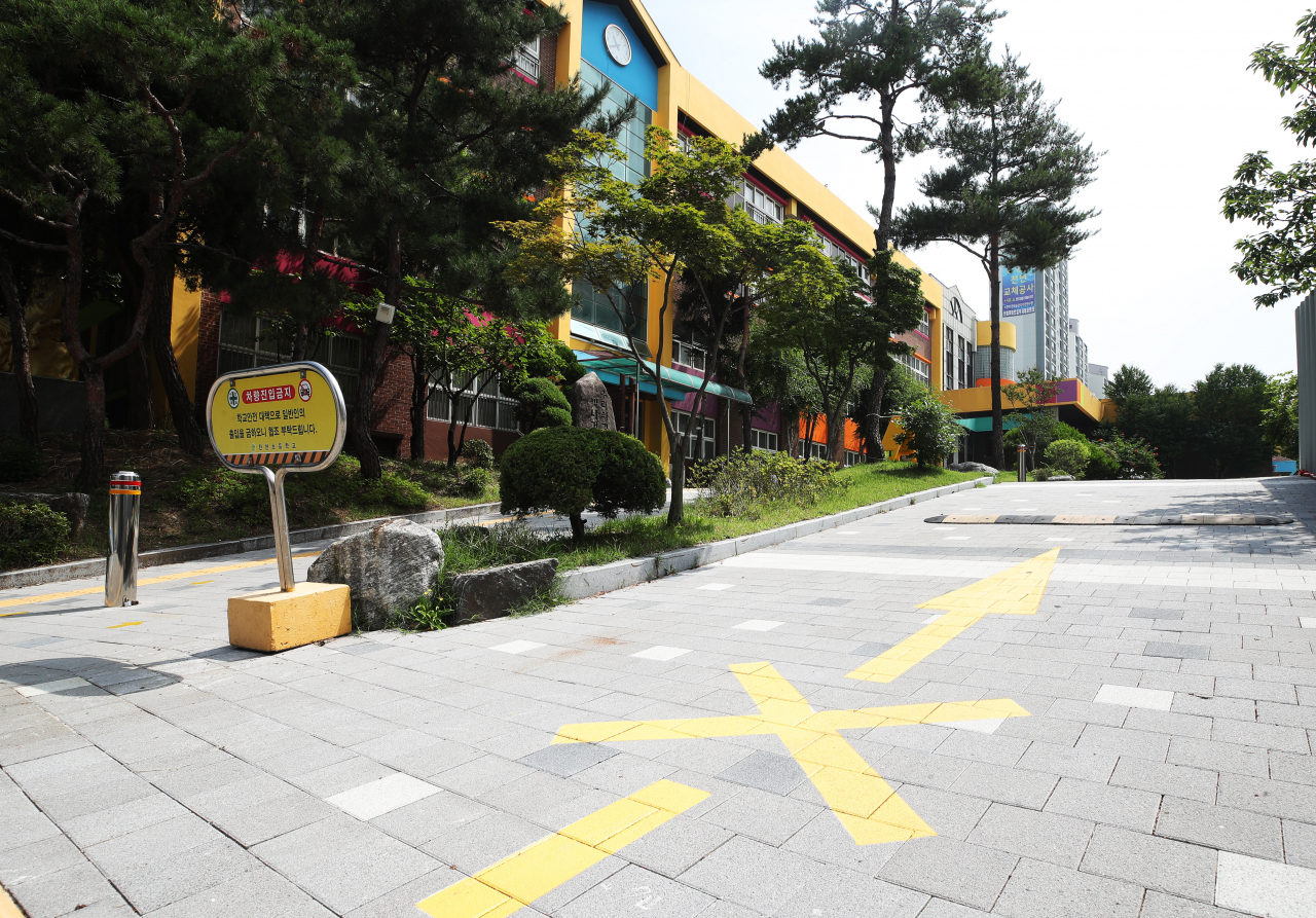 경기도 성남의 탄천초등학교에 다니는 형제가 지난 5일 신종 코로나바이러스 감염증(코로나19) 확진 판정을 받았다. 형제가 한꺼번에 확진 판정을 받음에 따라 탄천초등교는 오는 16일까지 등교수업을 하지 않고 원격수업으로 대체하기로 했다. 사진은 6일 오전 경기도 성남시 탄천초등학교 모습. [연합]