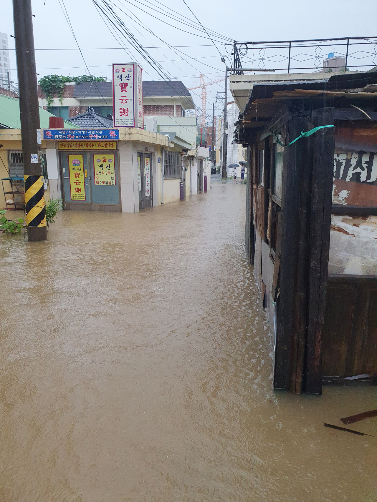 A residential area in Gwangju, South Jeolla Province, is flooded Monday morning as heavy rain overnight caused problems with water pipelines at a nearby construction site. (Yonhap)