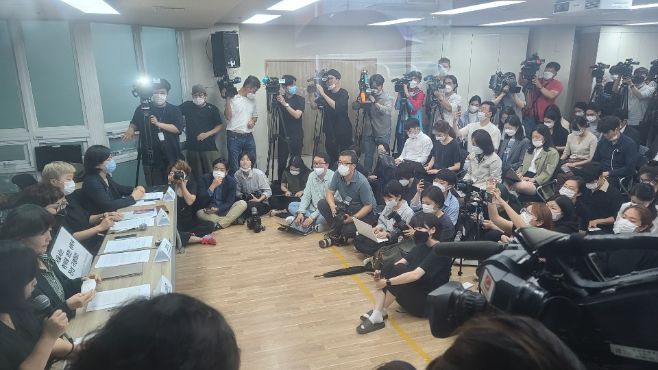 13일 오후 서울 은평구 한국여성의전화 사무실에서 열린 '서울시장에 의한 위력 성추행 사건 기자회견' 모습. [최원혁 기자/choigo@heraldcorp.com]