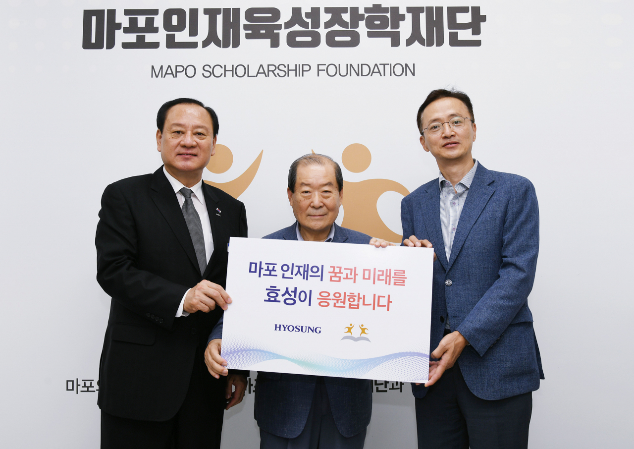 유동균 마포구청장, 박홍섭 (재)마포인재육성장학재단 이사장, 이정원 효성 전무(왼쪽부터)가 지난 10일 서울 마포구 마포중앙도서관내 마포육성장학재단 사무실에서 마포구 취약계층 학생들을 위한 장학금 전달식을 갖고 기념촬영을 하고 있다. [효성 제공]