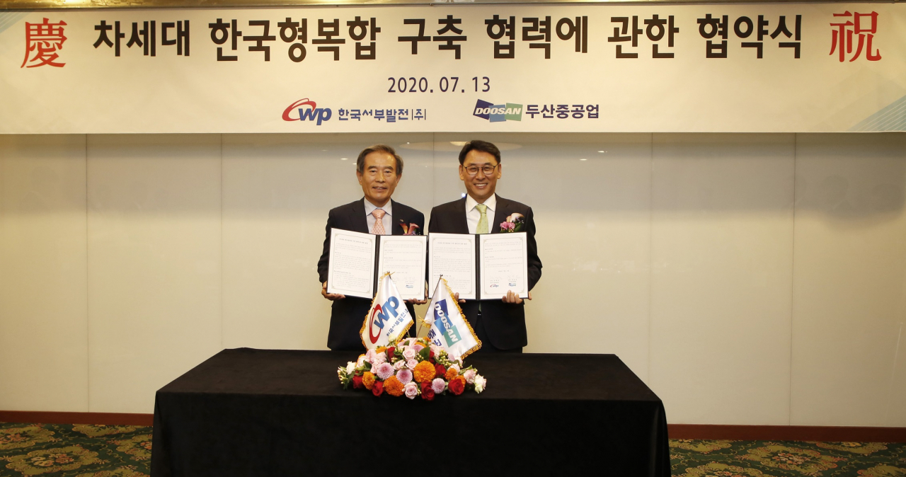 13일 서울 양재동 The-K호텔에서 열린 ‘차세대 한국형복합 구축 협력에 관한 협약식’에서 두산중공업 정연인 사장(오른쪽)과 한국서부발전 김병숙 사장이 협약 체결 후 기념촬영을 하고 있다. [두산중공업 제공]