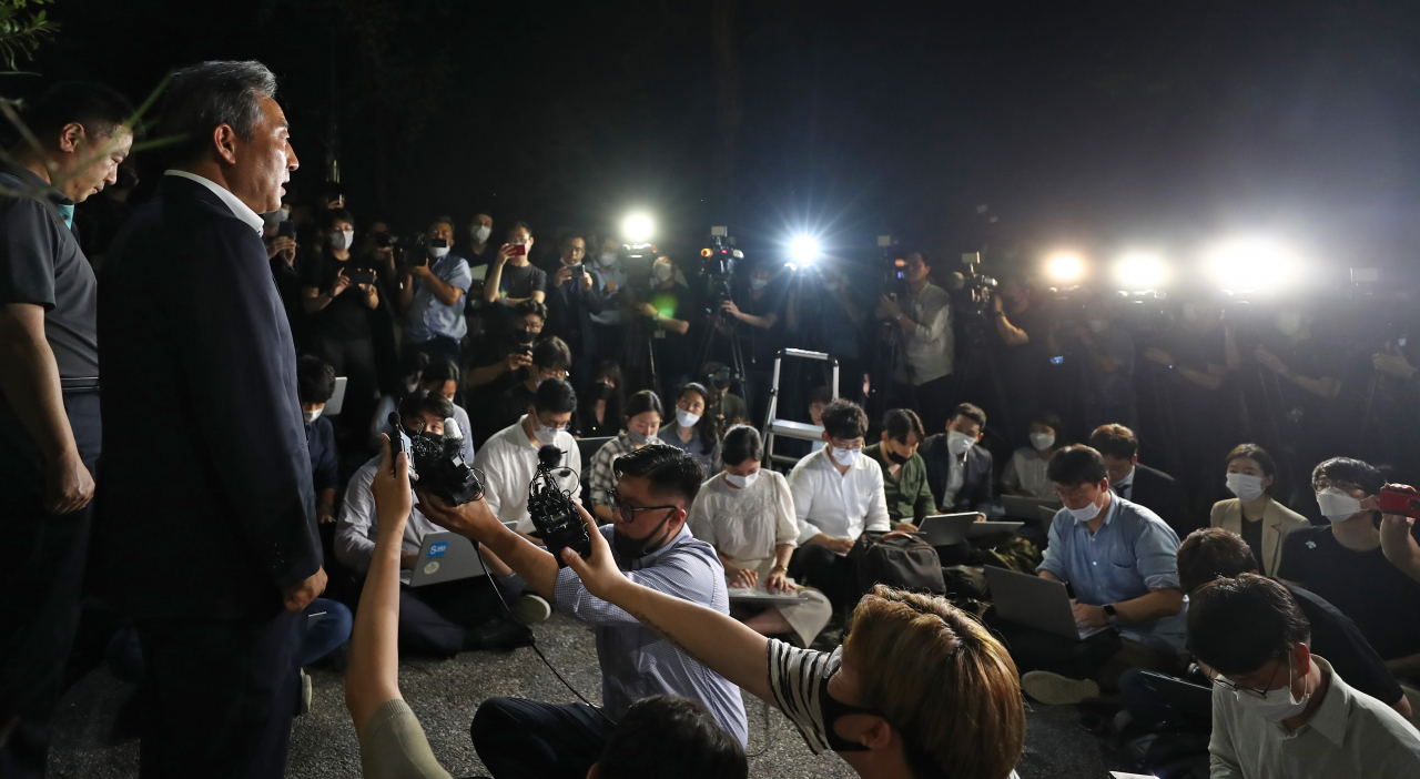 10일 오전 서울 성북구 와룡공원에서 최익수 서울지방경찰청 형사과장이 박원순 서울시장 사망 관련 브리핑을 하고 있다. [연합뉴스]