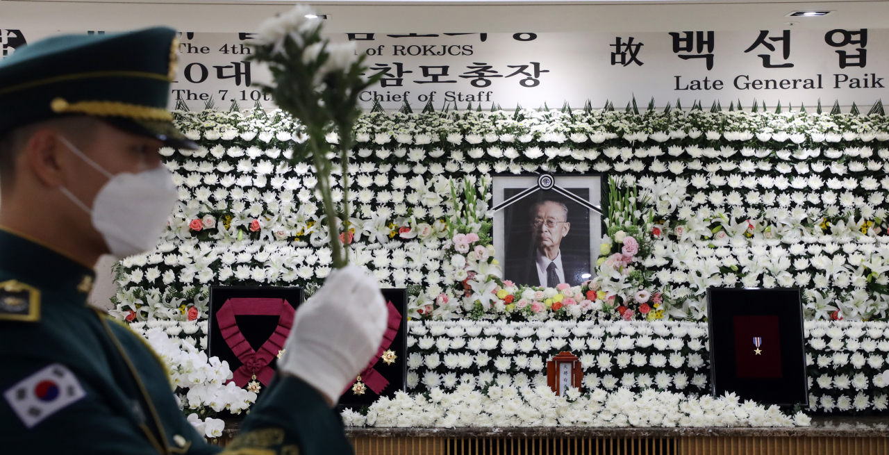 12일 서울 아산병원 장례식장에 마련된 고 백선엽 장군의 빈소에서 장병이 조화를 들고 대기하고 있다. [연합]