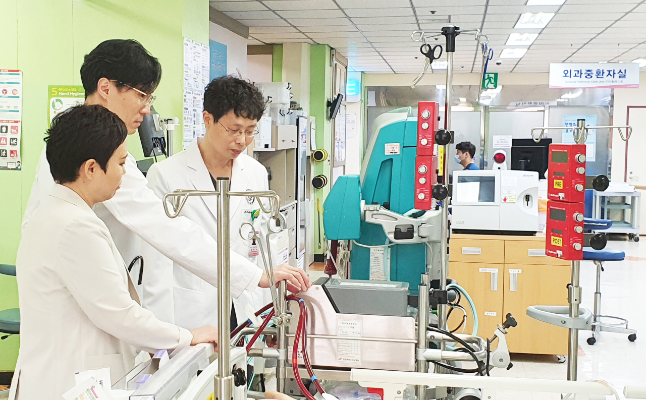 Photo shows team of medics who treated Korea’s first ever COVID-19 survivor to receive a double lung transplant. (Photo courtesy of Hallym University Medical Center)　　