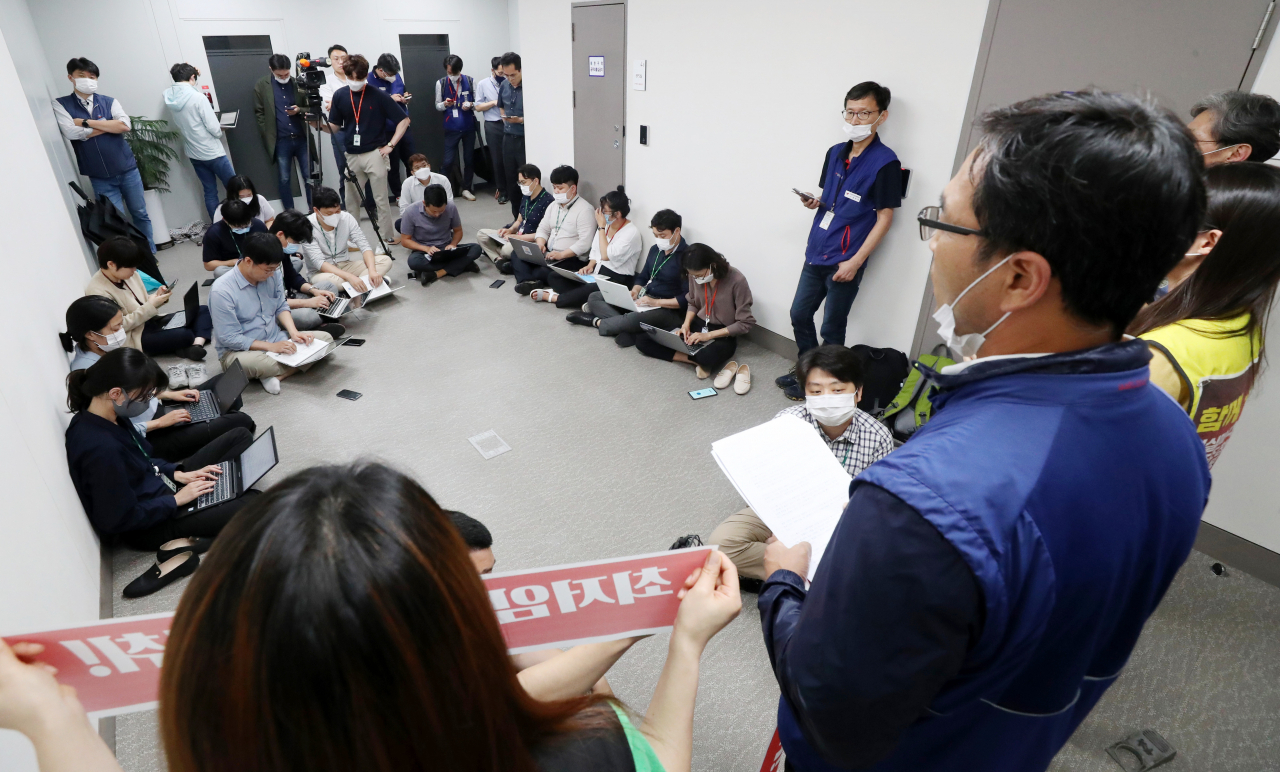 윤택근 민주노총 부위원장을 비롯한 민주노총 최저임금위원회 근로자위원 4명이 13일 오후 제8차 최저임금위원회 전원 회의가 열리는 세종시 정부세종청사 고용노동부에서 기자회견을 열고 경영계의 최저임금 삭감안 요구 등과 관련해 입장 설명을 하고 있다. [연합]