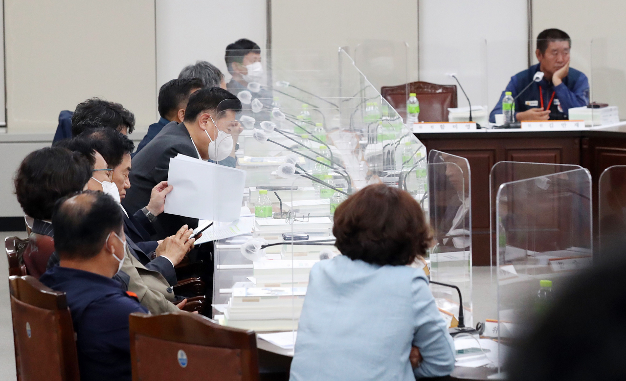 13일 오후 세종시 정부세종청사 고용노동부에서 정회 뒤 속개된 최저임금위원회 8차 전원회의에서 사용자와 근로자 측 위원들이 진지한 표정으로 2021년 최저임금을 심의하고 있다. 이날 전원회의에 민주노총 소속 위원들은 불참했다. [연합]