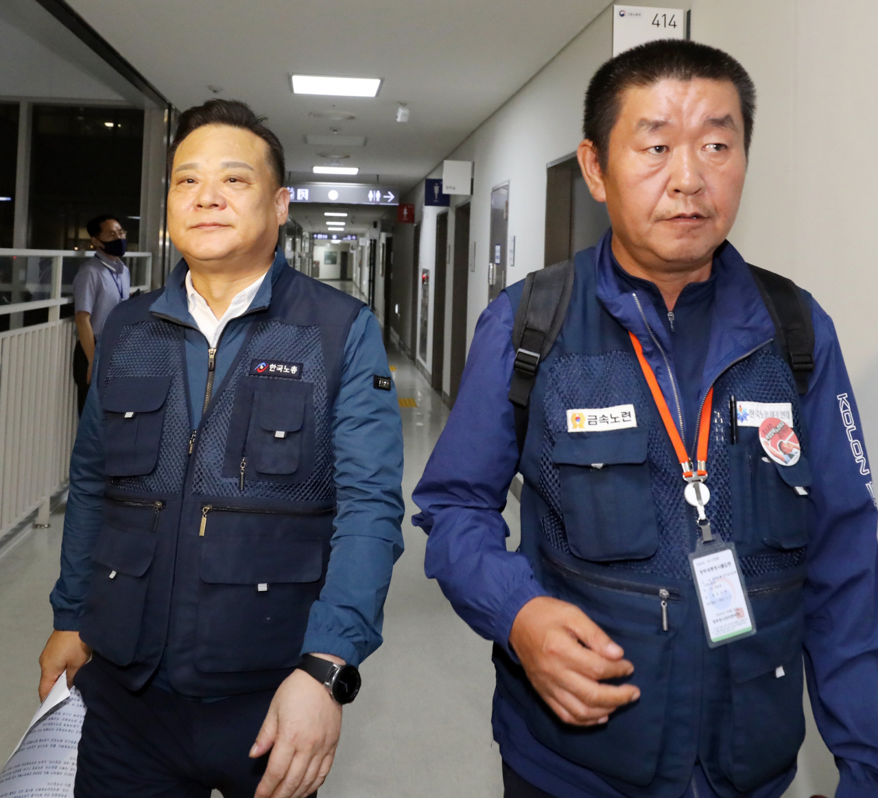근로자 위원인 이동호 한국노총 사무총장(왼쪽)과 한국노총 소속 근로자위원들이 14일 새벽 세종시 정부세종청사 고용노동부에서 열린 제9차 최저임금위원회 전원회의에서 공익위원들의 1.5% 인상안 제시에 집단 퇴장을 선언한 뒤 청사 밖으로 이동하고 있다. [연합]