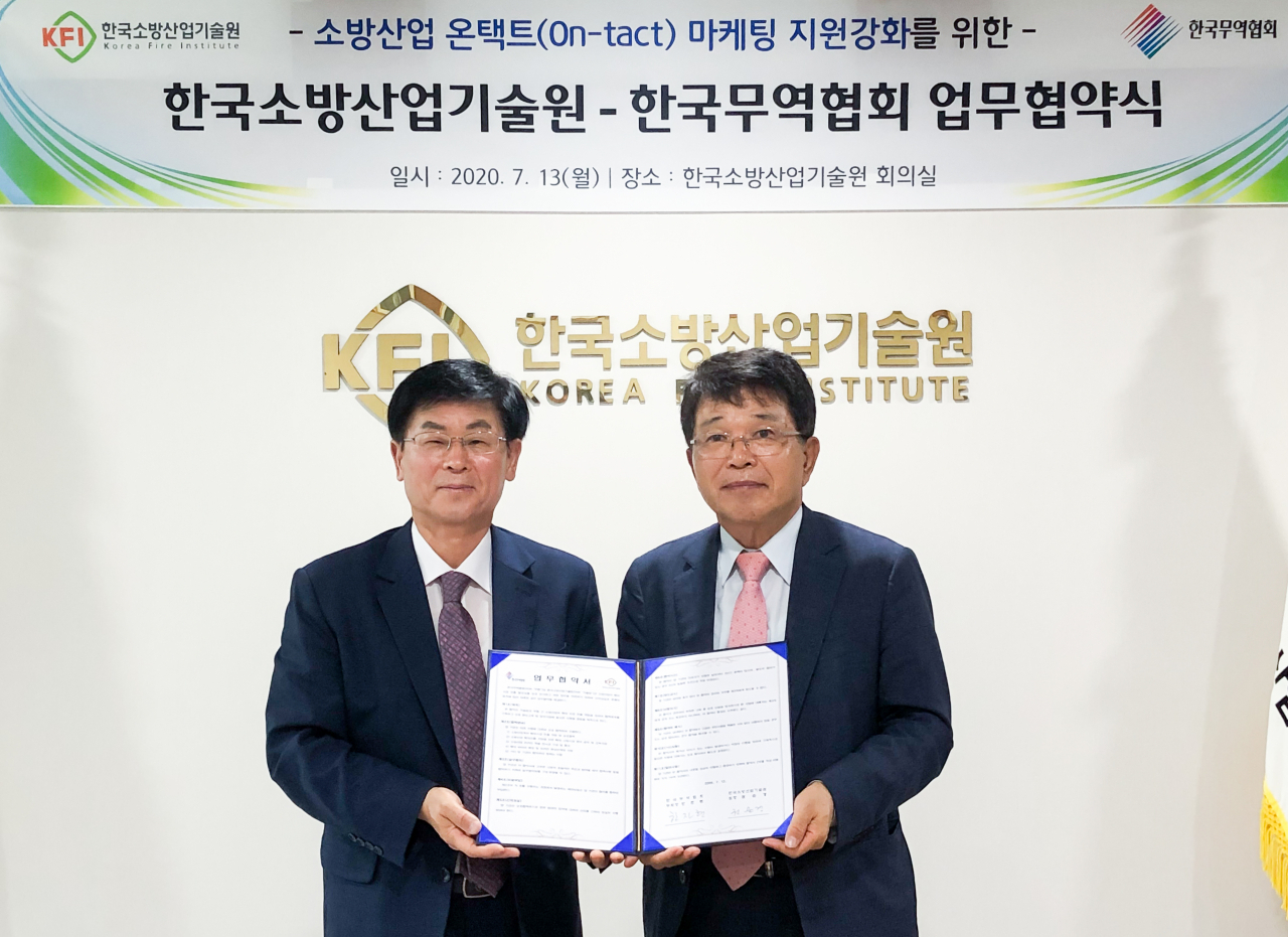 한국무역협회(회장 김영주)가 13일 경기도 용인에서 한국소방산업기술원(KFI)과‘소방산업 온택트 마케팅 지원 강화를 위한 업무협약(MOU)’을 체결했다.사진 왼쪽부터 소방산업기술원 권순경 원장, 무역협회 한진현 부회장.