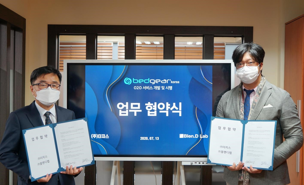 심규원 블랜디렙 대표(오른쪽)와 정정배 베드기어 대표가 국내시장 런칭 및 브랜드 활성화를 위한 MOU를 맺은 뒤 협약서를 들어 보이고 있다.