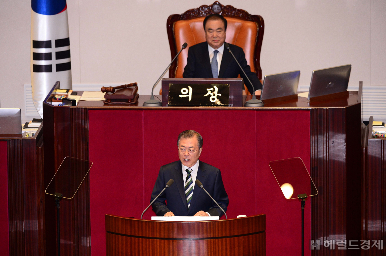 문재인 대통령이 지난해 10월 22일 서울 여의도 국회 본회의장에서 2020년도 예산안에 대한 시정연설을 하고 있다. 이상섭 기자