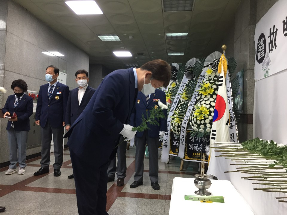 권영진 대구시장이 13일 달서구 용산동 향군회관에 마련된 고 백선엽 장군 분향소를 찾아 조문하고 있다.[대구시 제공]