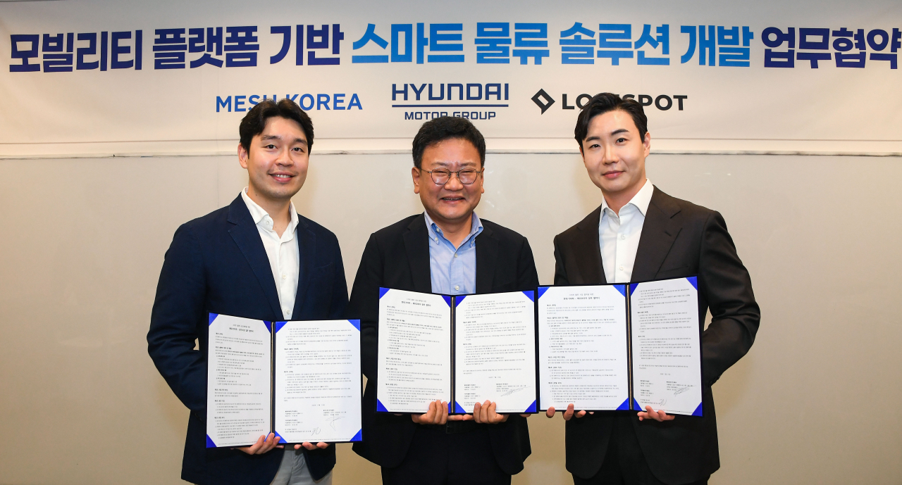 왼쪽부터 로지스팟 박재용 공동대표, 현대·기아차 모빌리티플랫폼사업실장 권오륭 상무, 메쉬코리아 유정범 대표가 ‘모빌리티 플랫폼 기반 스마트 물류 솔루션 개발을 위한 업무협약(MOU)’을 체결하고 기념 촬영을 하고 있다. [현대·기아차 제공]