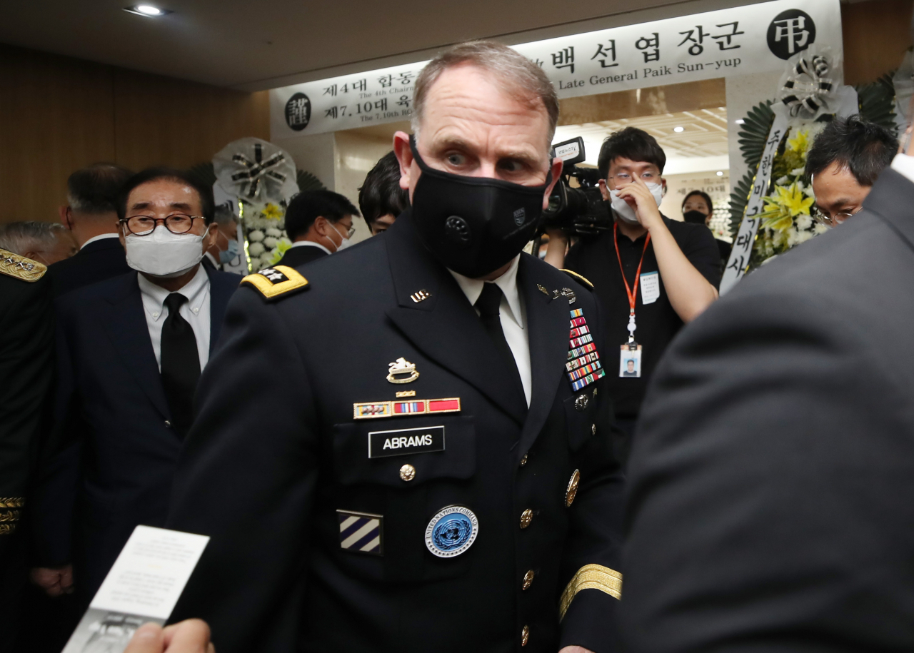 로버트 에이브럼스 주한미군사령관이 지난 13일 서울아산병원 장례식장에 마련된 고(故) 백선엽 예비역 육군 대장 빈소를 찾아 조문하고 있다. [연합]