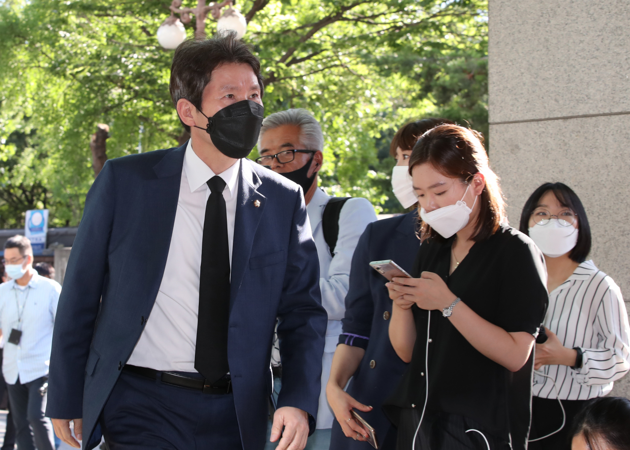 이인영 통일부 장관 후보자가 지난 10일 오후 서울 종로구 서울대학교병원 장례식장에 마련된 고(故) 박원순 서울시장 빈소로 들어가고 있다. [연합]