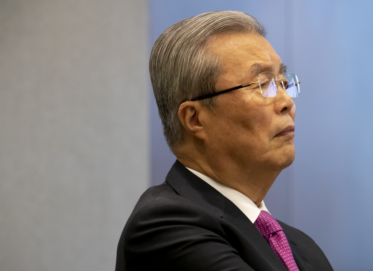 김종인 미래통합당 비상대책위원장이 14일 오전 서울 은행회관에서 열린 기본소득제와 주거·부동산 정책 세미나에서 정덕구 NEAR재단 이사장의 발언을 듣고 있다. [연합]