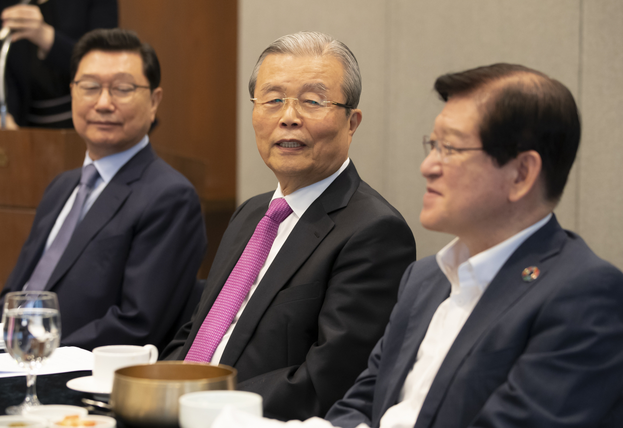 김종인 미래통합당 비상대책위원장이 14일 오전 서울 은행회관에서 열린 기본소득제와 주거·부동산 정책 세미나에서 정덕구 NEAR재단 이사장(왼쪽)·서상목 전 보건복지부 장관(오른쪽)과 대화를 나누고 있다. [연합]