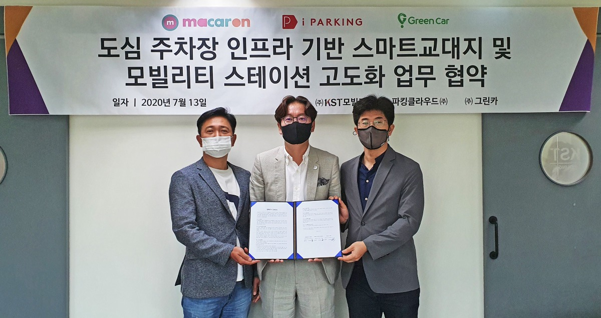 주차 플랫폼 '파킹클라우드 아이파킹'이 13일 마카롱택시 운영사 KST모빌리티, 카셰어링 그린카와 ‘도심 주차장 인프라 기반 스마트교대지 및 모빌리티 스테이션 고도화' 협약을 체결했다. 왼쪽부터 이행열 KST모빌리티 대표, 신상용 파킹클라우드 대표, 김상원 그린카 대표가 협약 문서를 들고 있는 모습. [파킹클라우드 제공]