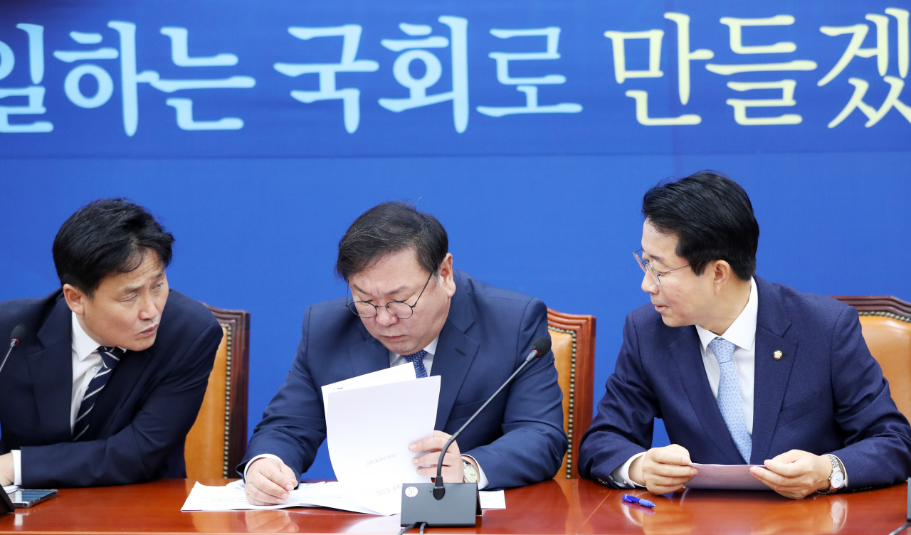 김태년 더불어민주당 원내대표가 14일 오전 서울 여의도 국회에서 열린 원내대책회의에서 김영진 원내수석부대표, 조정식 정책위의장과 대화하고 있다. [연합]