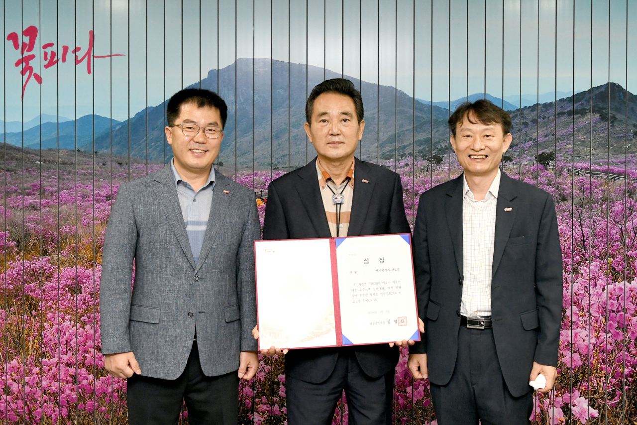 대구 달성군이 대구시 저출산 대응 우수정책 경진대회에서 우수상을 수상했다. 방호현 기획예산실장(왼쪽부터), 김문오 군수, 진용환 부군수가 기념 촬영을 하고 있다.[달성군 제공]