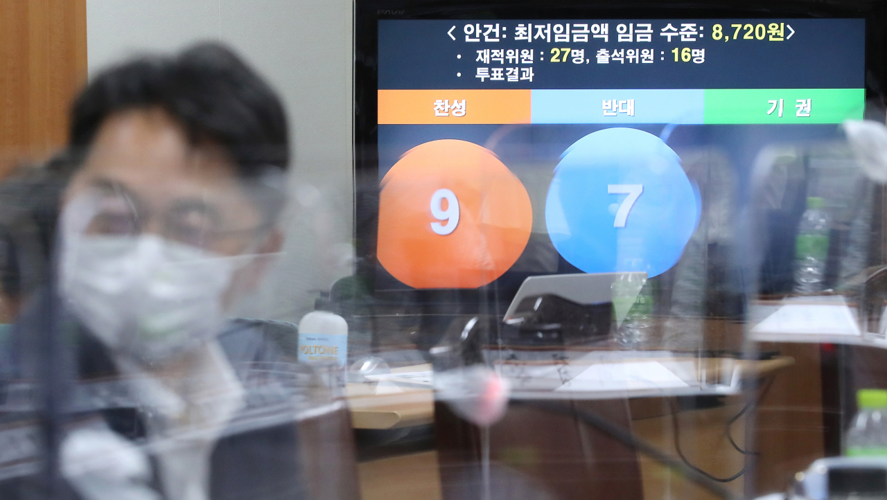 박준식 최저임금위원장(왼쪽)이 14일 새벽 세종시 정부세종청사 고용노동부에서 열린 제9차 최저임금위원회 전원회의를 마친 뒤 기자회견을 준비하고 있다. 이날 전원회의는 근로자위원들의 집단 퇴장으로 공익위원들이 낸 안으로 표결에 부쳐졌다. 찬성 9표, 반대 7표로 채택된 내년도 최저임금은 시급 기준 8720원으로 최종 의결됐다. [연합]