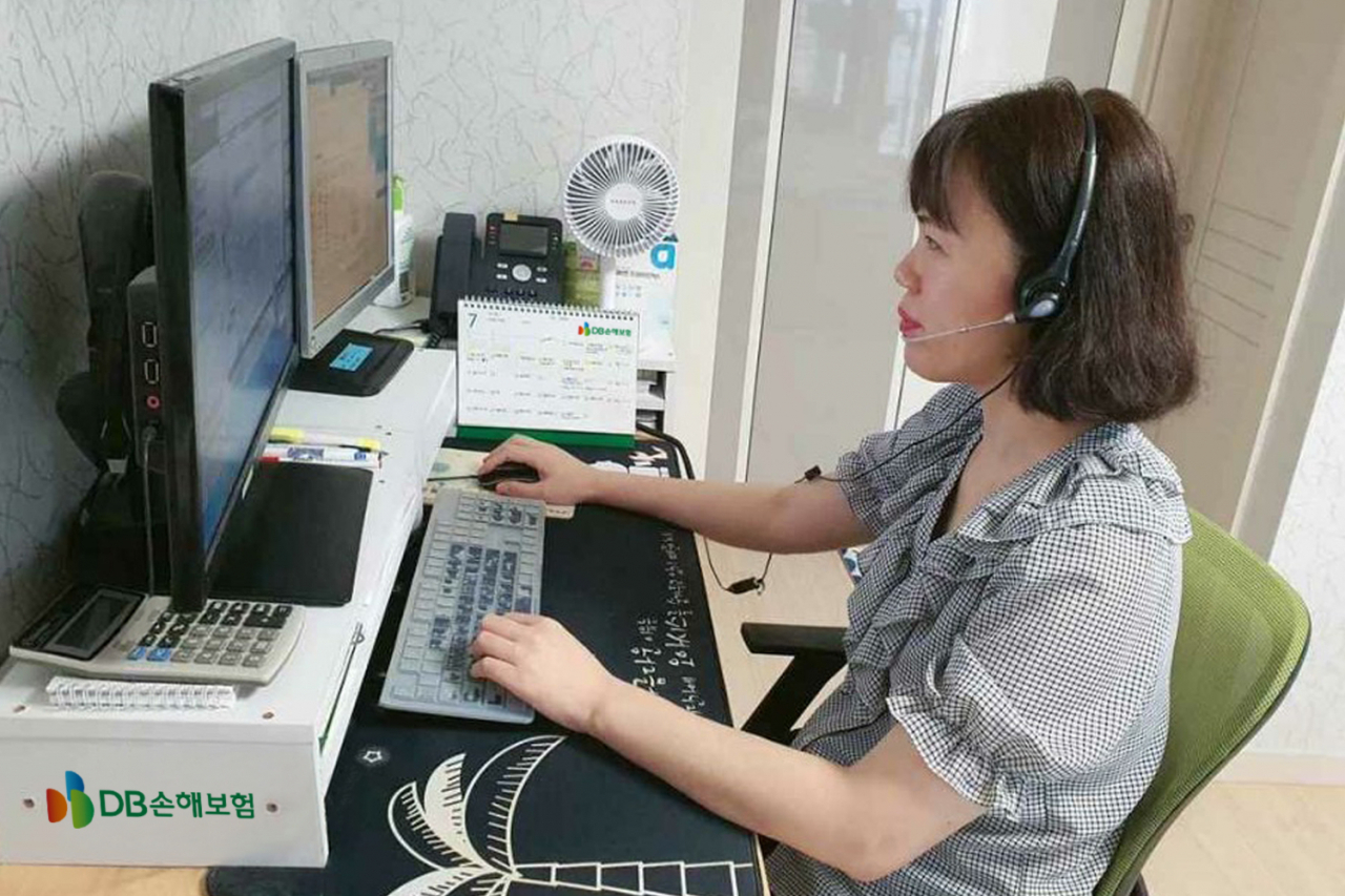 한 DB손해보험 콜 상담업무 직원이 14일 재택에서 상담을 진행하고 있다. 출처=DB손해보험
