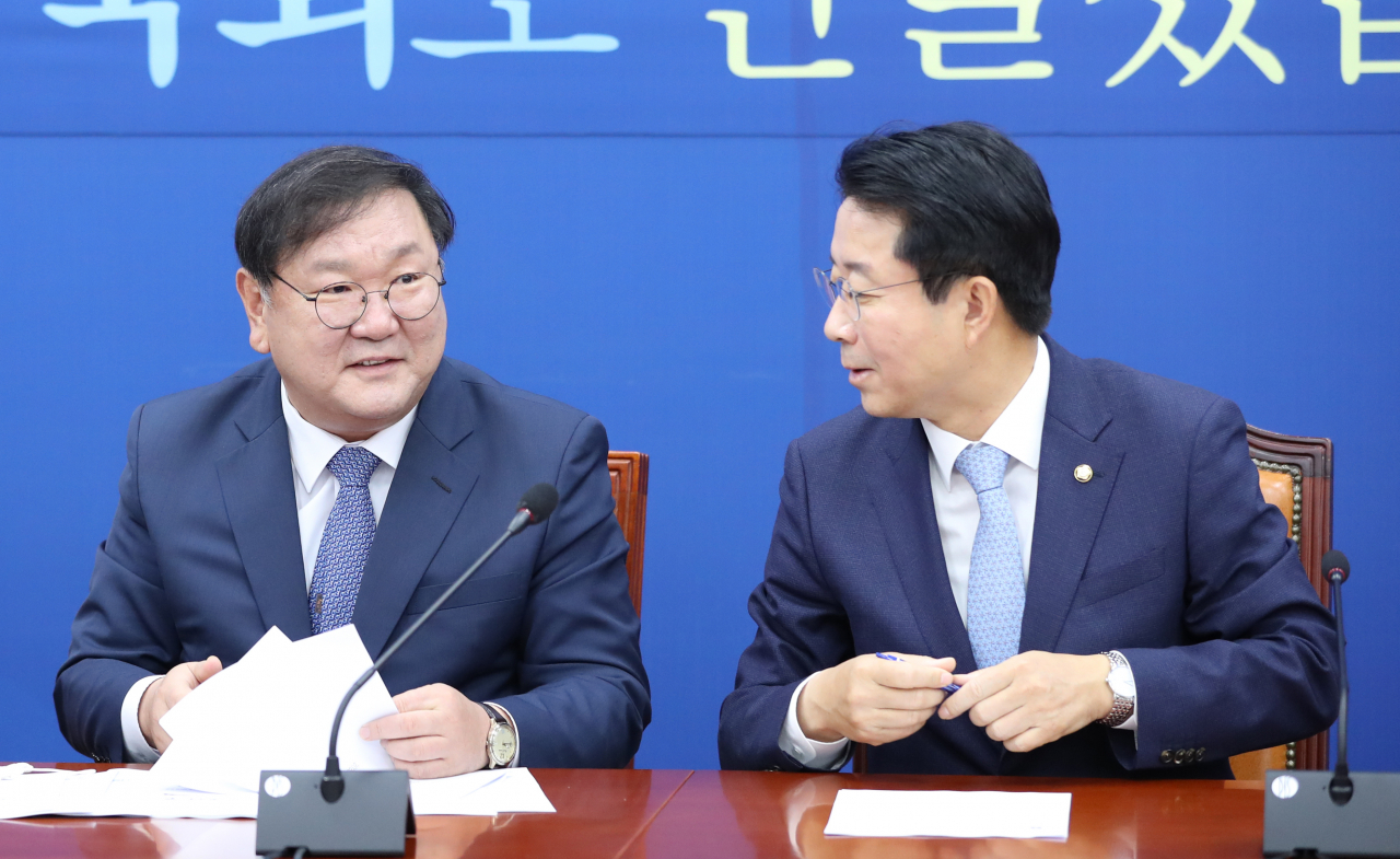 김태년 더불어민주당 원내대표가 14일 오전 서울 여의도 국회에서 열린 원내대책회의에서 조정식 정책위의장과 대화하고 있다. [연합]