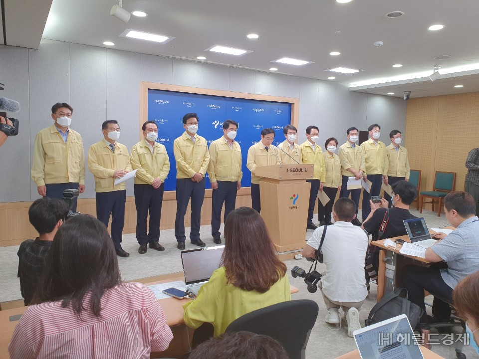 이동진 서울시구청장협의회장(도봉구청장, 가운데)이 14일 시청 브리핑실에서 박 시장 궐위에 따른 구청장협의회의 입장문을 발표하고 있다. 이 날 서울시 12개 자치구청장들은 박원순 시장 철학과 가치를 유지 발전하고, 최대한 협력하겠다고 밝혔다. [사진=한지숙 기자]
