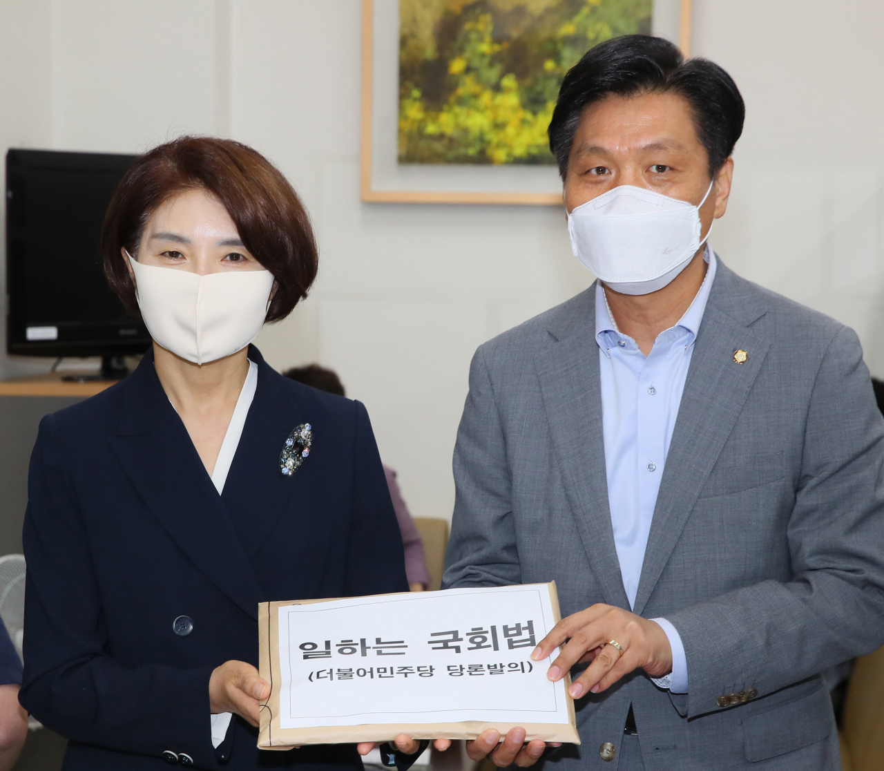 더불어민주당의 한정애 일하는국회 추진단장(왼쪽), 조승래 간사가 14일 국회 의안과에 더불어민주당의 당론법안인 '일하는 국회법'을 제출하고 있다. [연합]