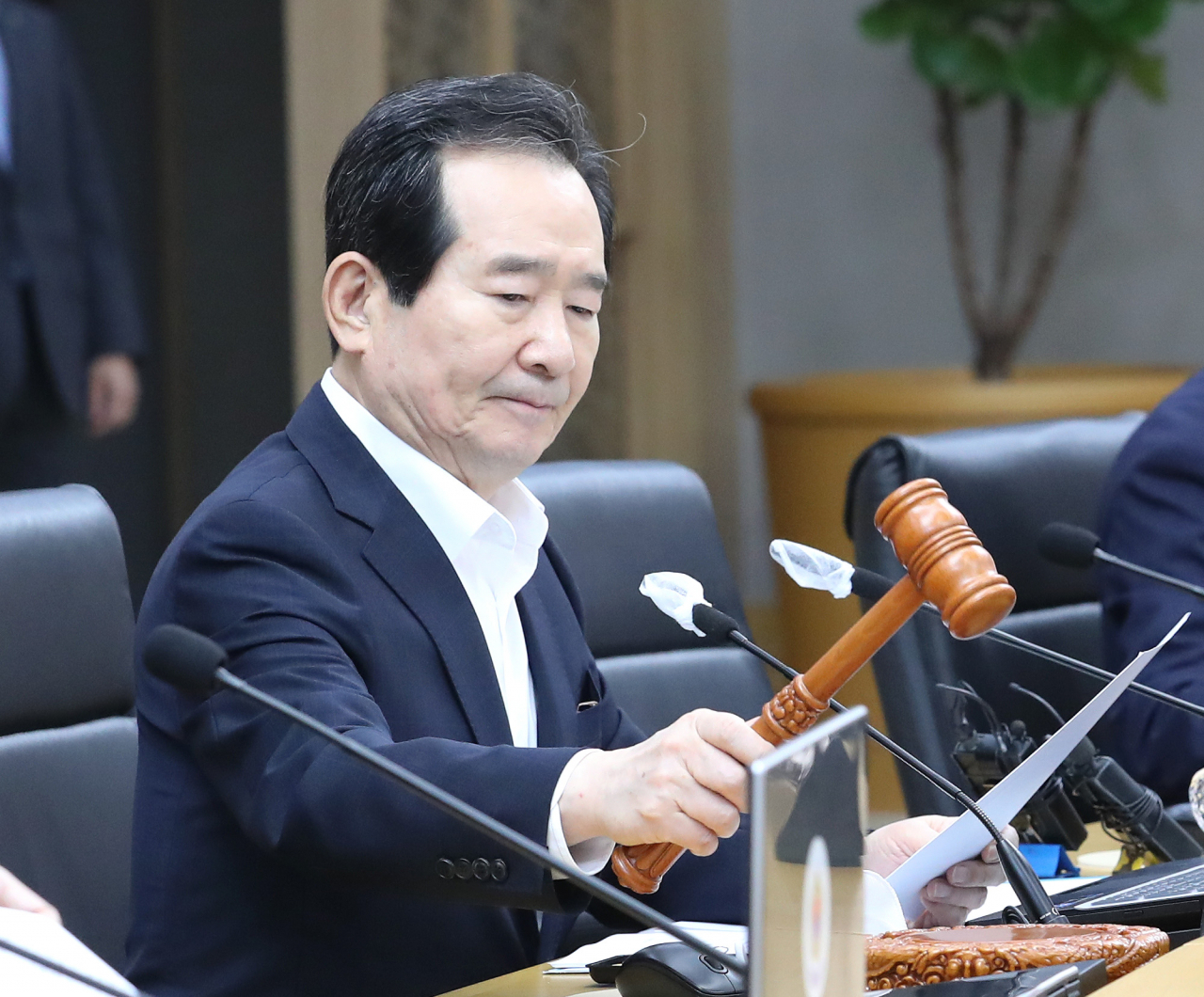 정세균 국무총리가 14일 오전 세종시 정부세종청사에서 세종-서울간 영상으로 연결해 열린 국무회의에서 의사봉을 두드리고 있다. ［연합］