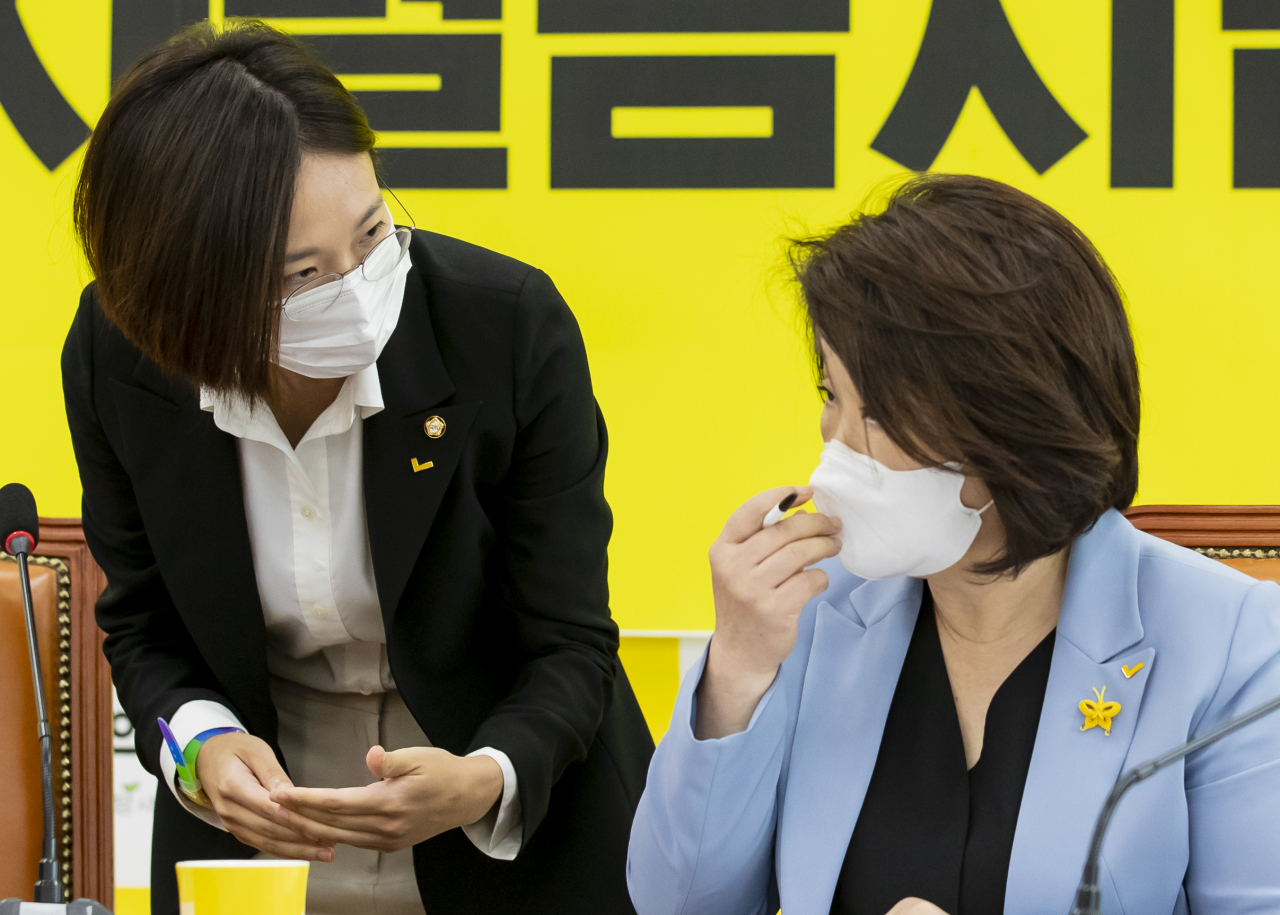 정의당 심상정 대표(오른쪽)와 장혜영 의원이 14일 오전 국회에서 열린 의원총회 시작 전 대화하고 있다. [연합]