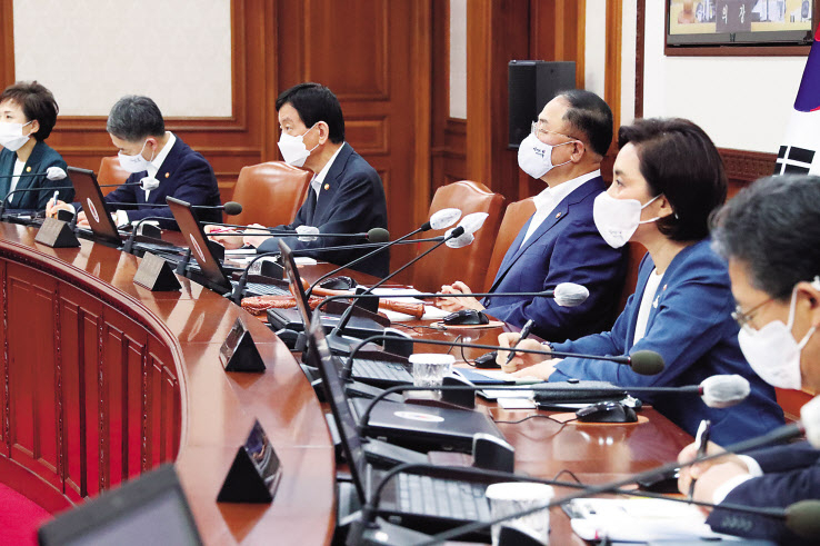 14일 오전 정부서울청사에서 세종청사와 영상으로 연결해 열린 국무회의에서 홍남기 경제부총리와 유은혜 사회부총리 등 국무위원들이 정세균 국무총리의 발언을 듣고 있다. 정 총리는 이 자리에서 “최저임금은 우리 사회 불평등의 골이 깊어지지 않도록 하는 안전판”이라며, “그렇다고 기업과 소상공인이 감당하지 못할 수준이 되어서는 의도한 효과를 기대하기 어려운 만큼 솔로몬과 같은 노사의 지혜가 필요한 영역”이라고 말했다. [연합]