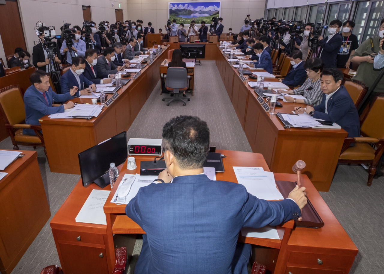 송영길 더불어민주당 외통위원장이 14일 오전 국회 외교통일위원회 전체회의에서 의사봉을 두드리고 있다. [연합]